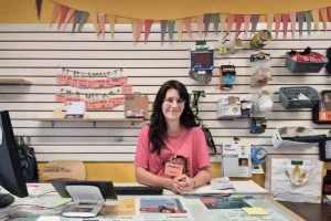 Marion Gouband derrière le bureau d'accueil de l'Outillerie.