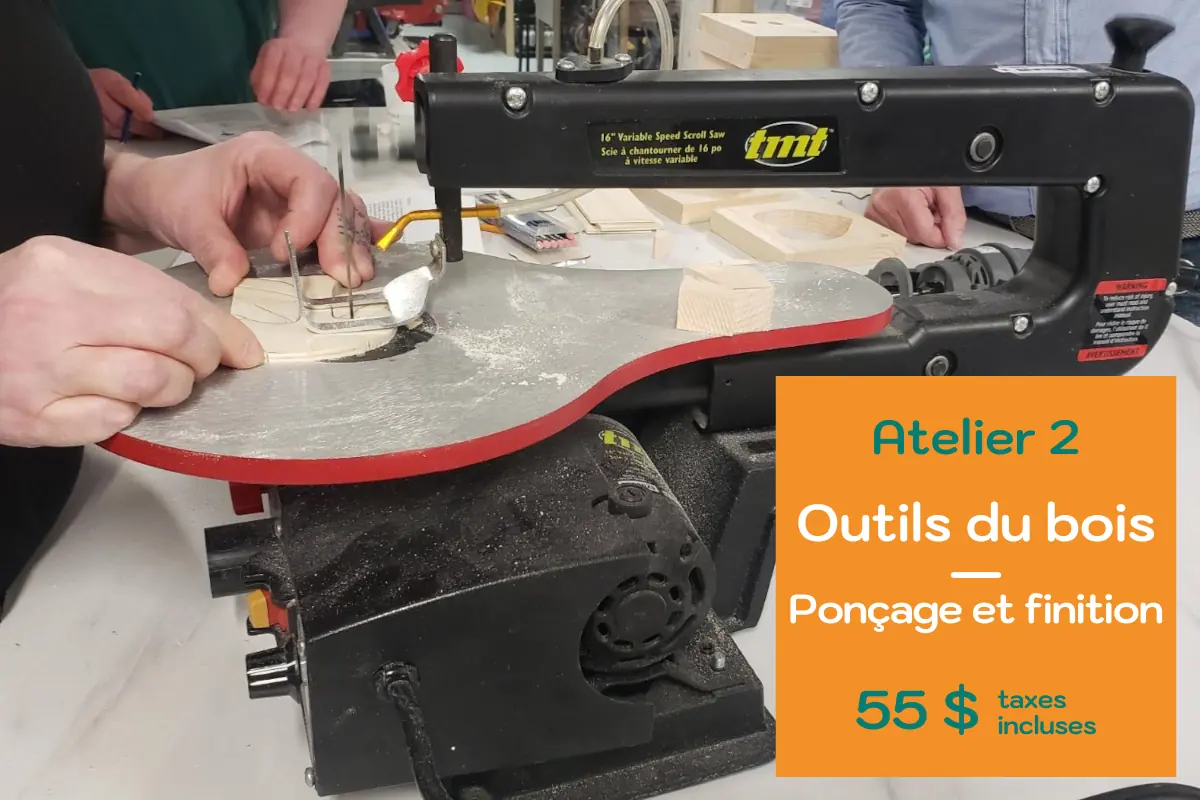 Découpe d'une pièce de bois avec la scie à chantourner électrique